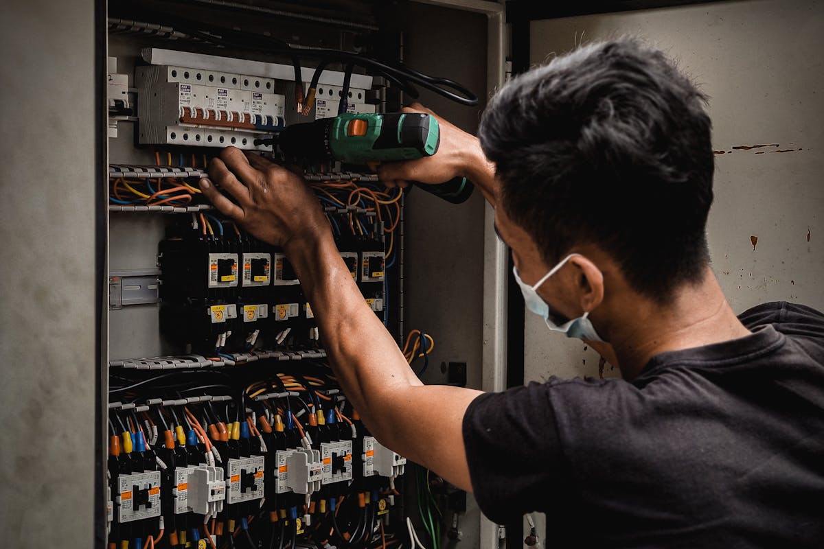 Electricien intervenant sur un tableau electrique a Nice